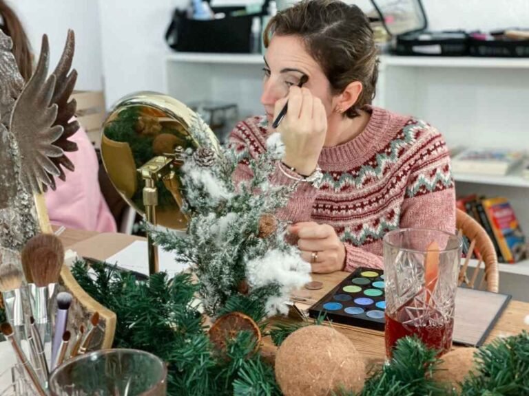 A Complete Guide to Christmas Eye Makeup Trends